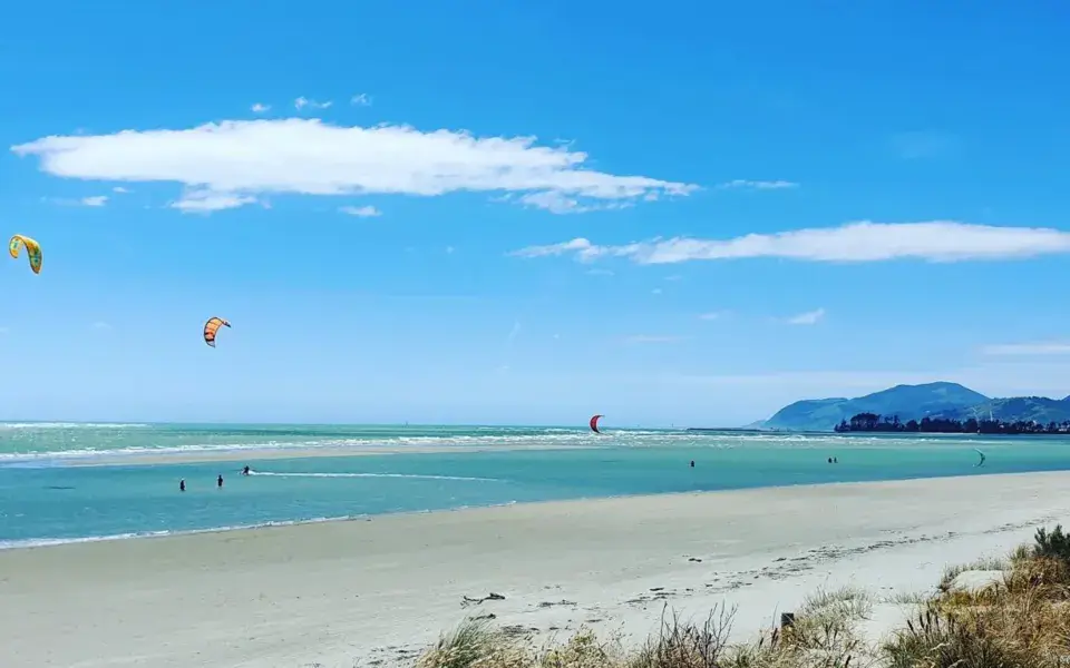 Kitesurfeurs sur la plage de Tahunanui, Nelson