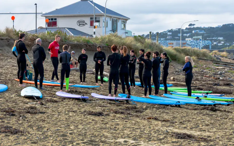 Groupe d'élèves sur la plage avant un cours de surf