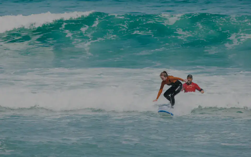 Deux surfeurs sur une vague