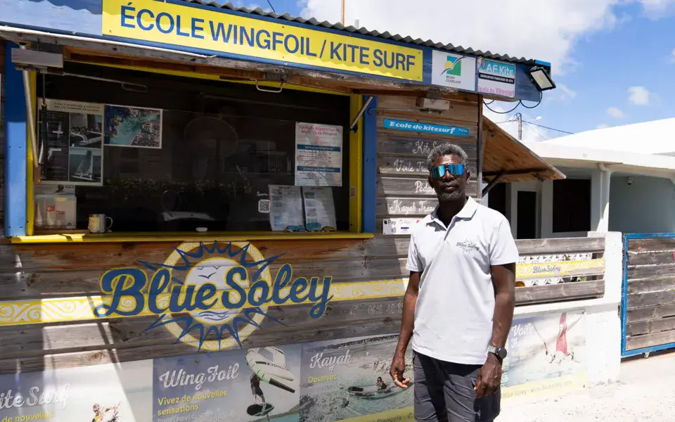 Le point d'accueil de l'école wingfoil et kitesurf sur la plage
