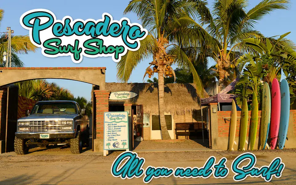 Façade du Pescadero Surf Shop avec les planches alignées