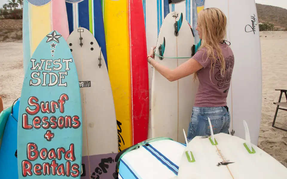 Planches de location de l'école sur la plage de Los Cerritos