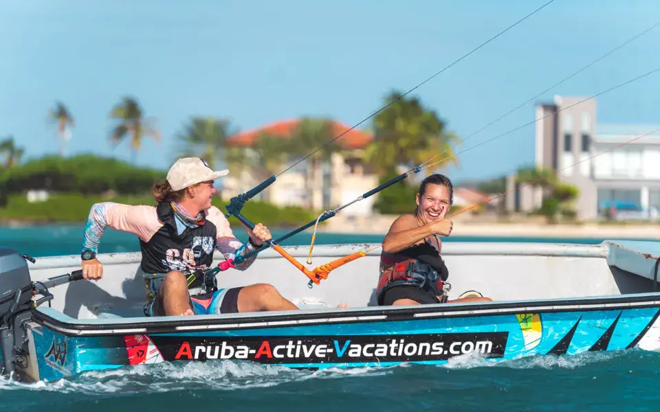 Bateau de l'école avec deux kiteurs