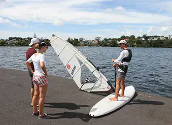 Briefing sur le quai avant un cours de windsurf