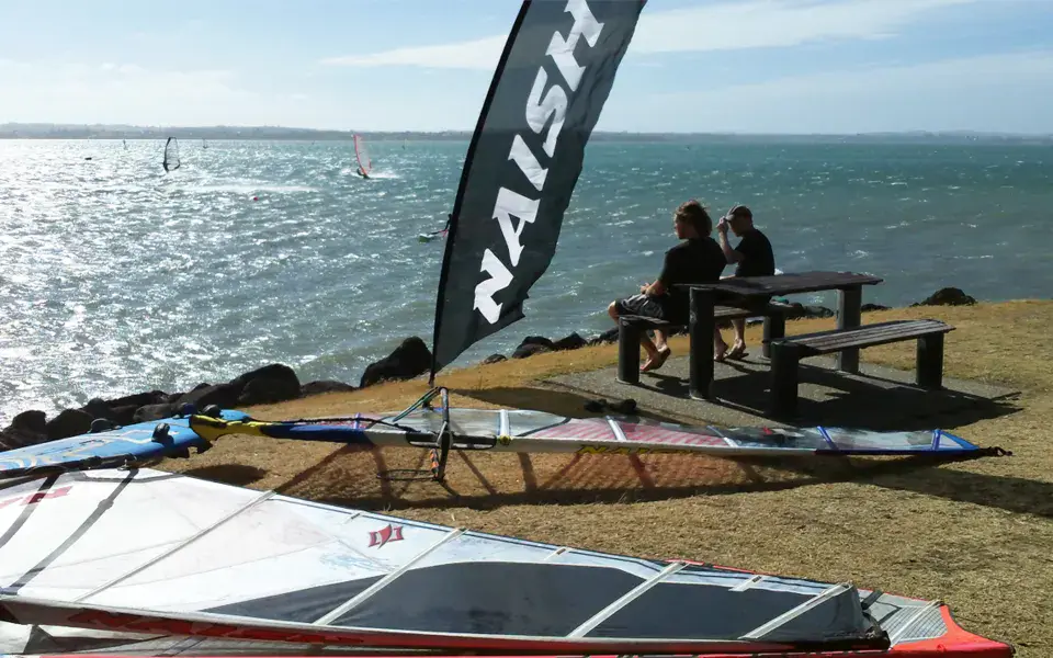 Planches à voile de location au bord de l'eau