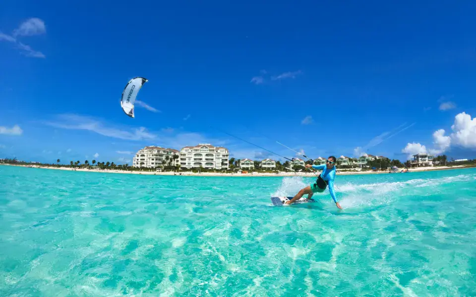 Kiteur sur l'eau turquoise de Long Bay