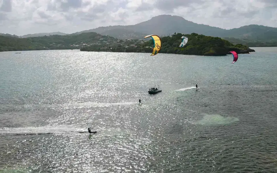 Kitesurfeurs sur le plan d'eau abrité devant l'îlet