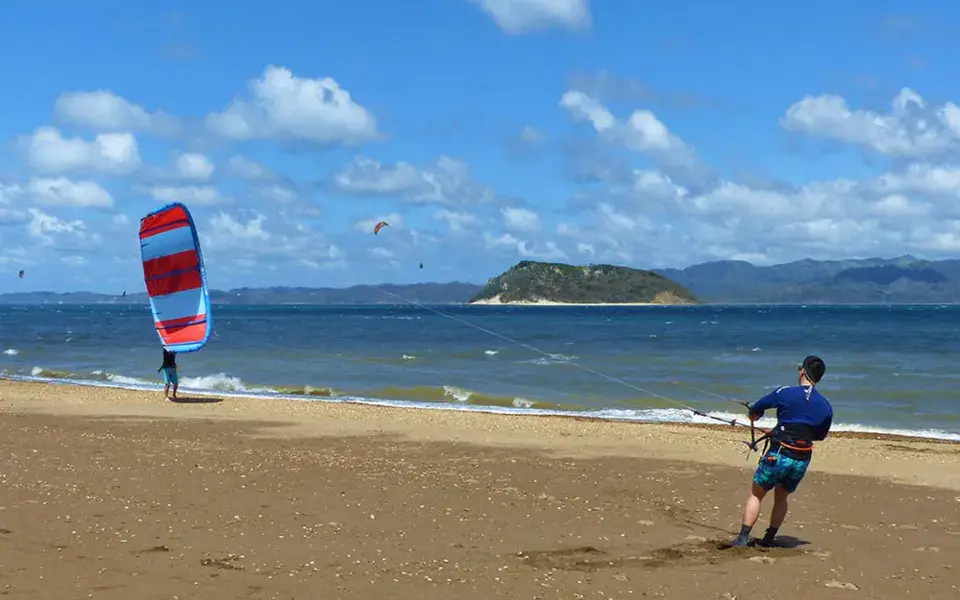 Cours de kitesurf sur la plage de Playa Copal