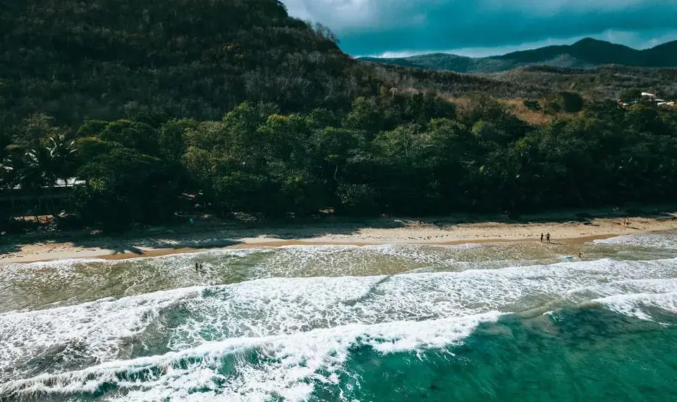 Vue aérienne de la plage du Diamant et de ses vagues