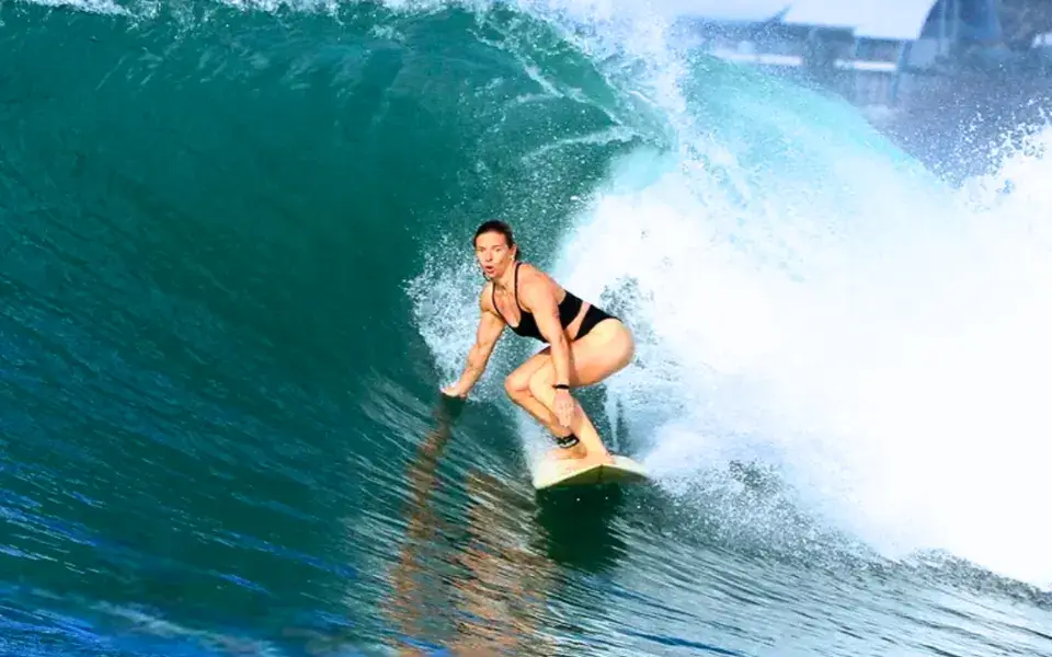 Surfeuse sur une vague