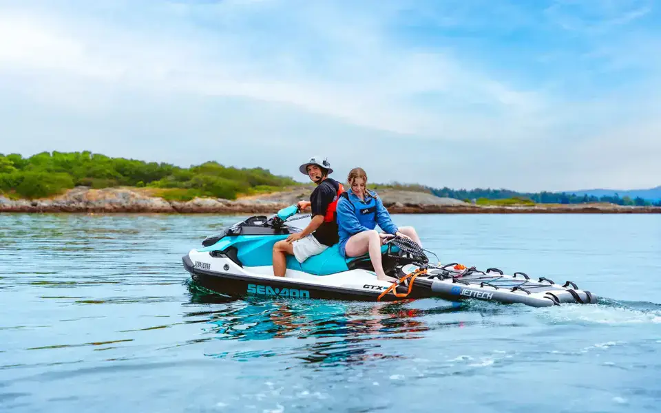 Jet-ski d'assistance pour les cours sur l'eau