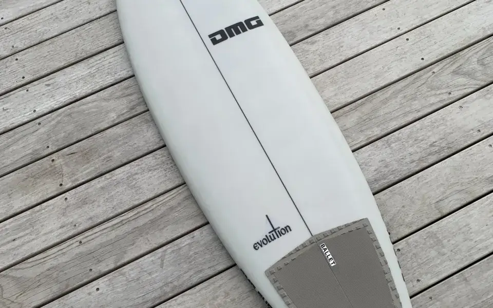 Planche de surf DMG à queue en hirondelle, vue de dessus