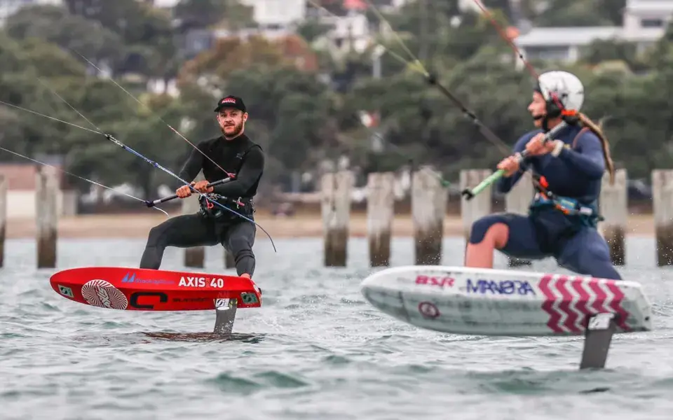Deux riders de kite foil sur l'eau, en baie d'Auckland