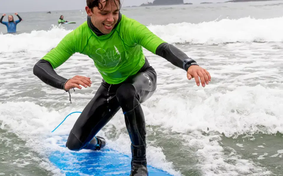Élève en cours de surf sur une planche en mousse