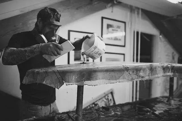 Travail de stratification d'une planche à l'atelier