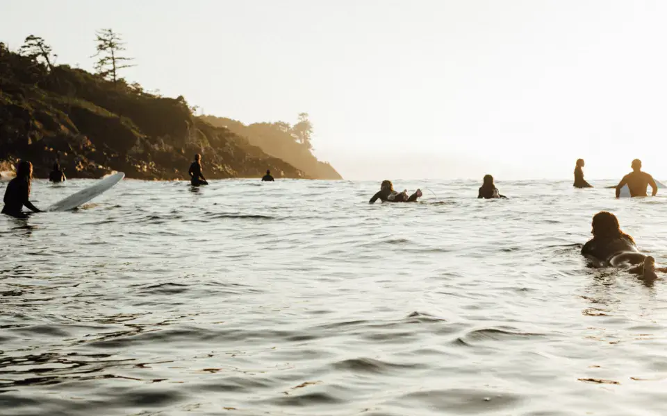 Surfeurs en attente d'une vague au large