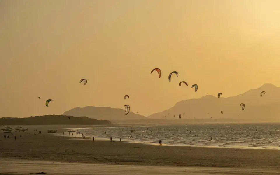 Kites en vol sur la plage de Punta Chame au coucher du soleil
