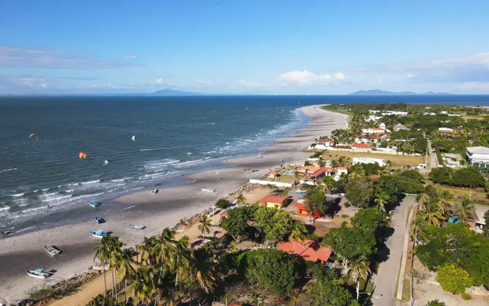 Vue aérienne de la plage de Punta Chame et de ses kites