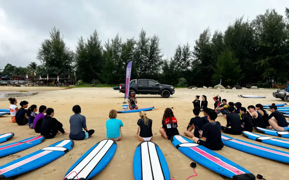 Briefing sur la plage avant le cours, planches alignées