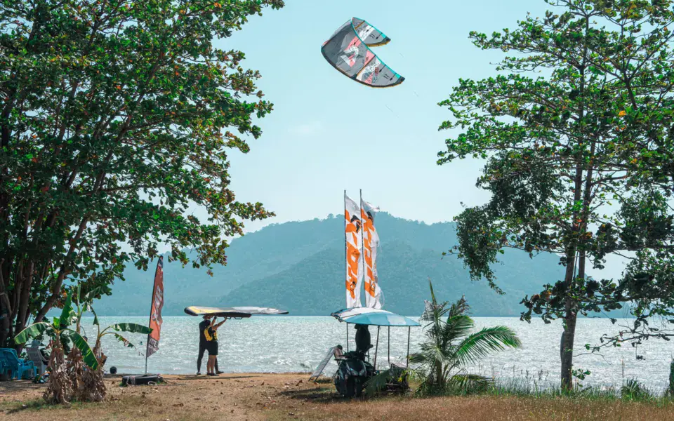 Le point de départ du centre, au bord de l'eau, avec un kite en l'air
