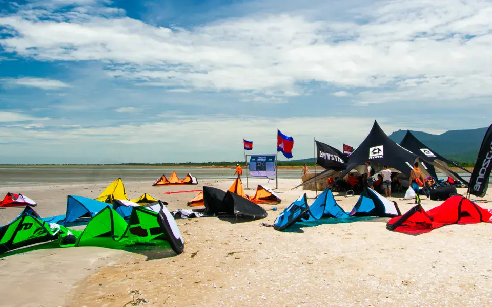 Kites installés sur le sable, au spot de Kep Thmey