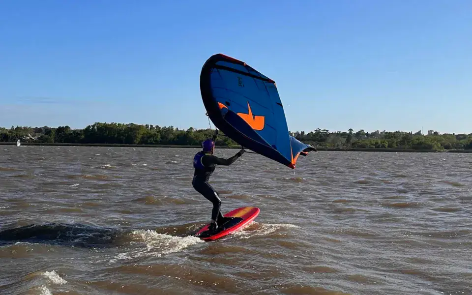 Rider en wing foil sur le fleuve