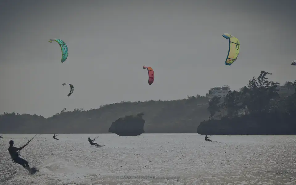 Kitesurfeurs dans le lagon de Bulabog