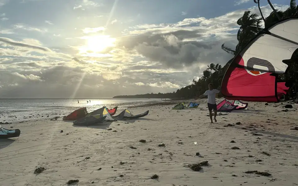 Ailes de kitesurf étalées sur une pelouse