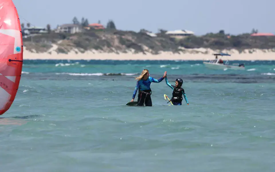 Cours de kitesurf dans l'eau peu profonde, avec la côte au fond
