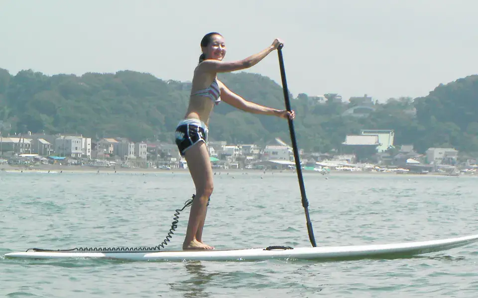 Un pratiquant de stand up paddle sur une mer calme