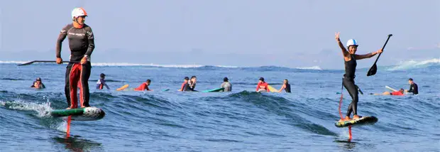 Deux pratiquants de SUP foil sur la vague