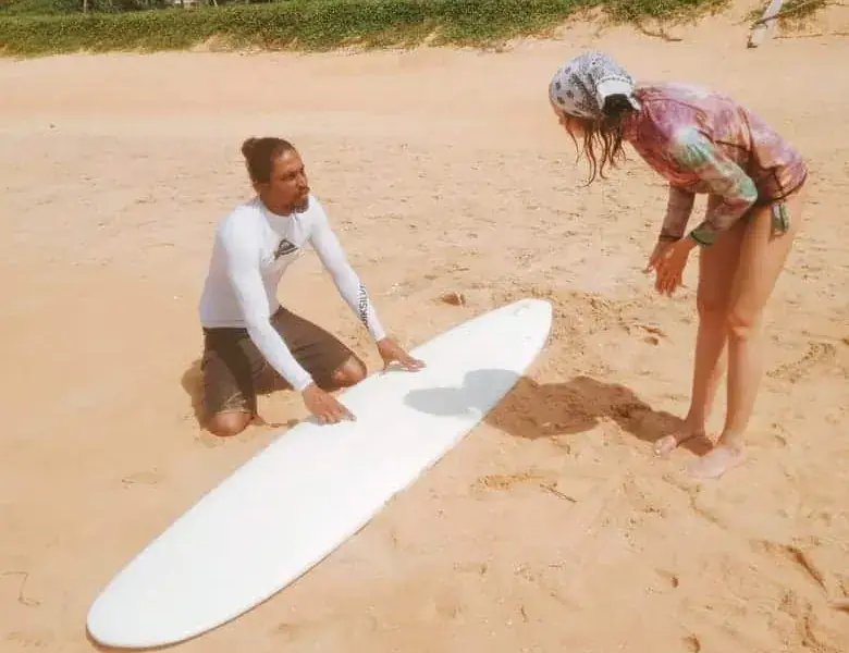Explications du moniteur sur la plage avant le cours