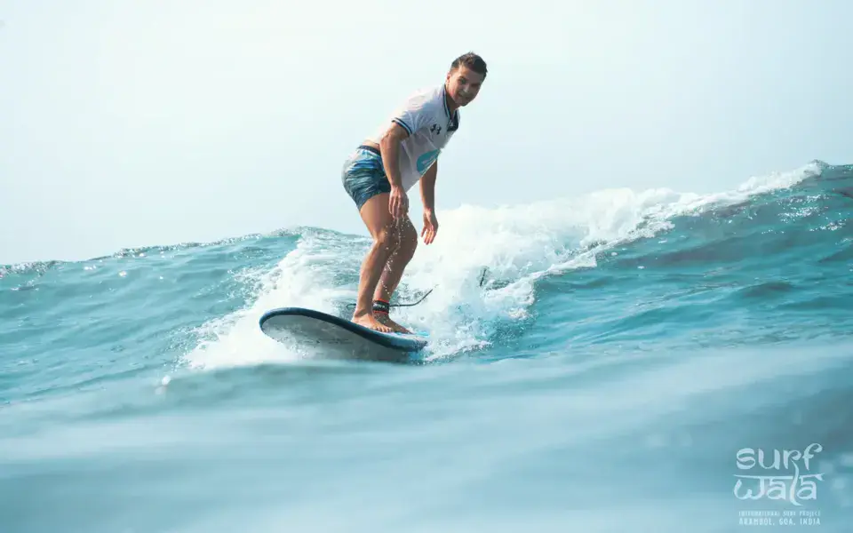 Un surfeur sur une vague