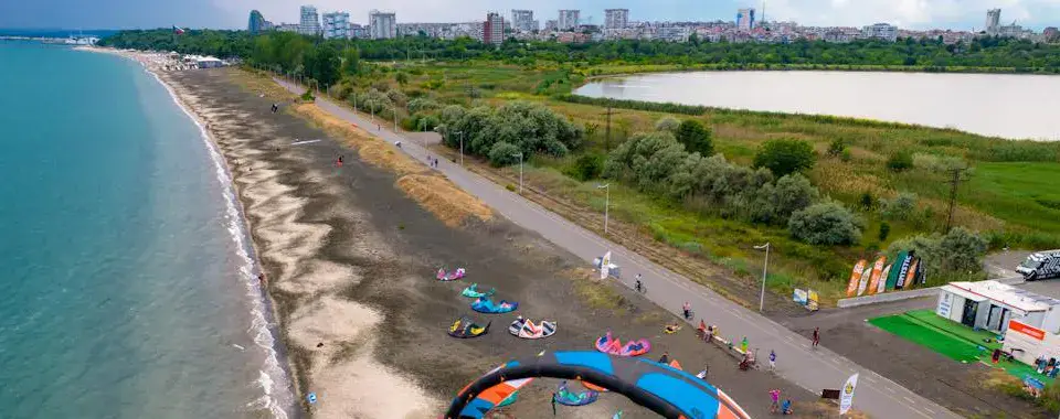 La plage et la baie de Burgas vues du ciel, avec des kites au sol