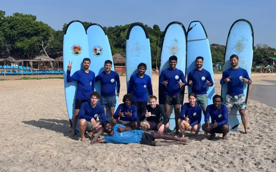 L'équipe de l'école avec les planches sur la plage