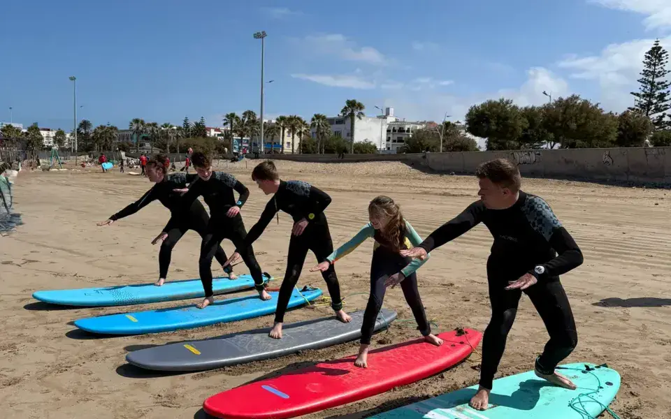 Groupe d'élèves à l'exercice du pop-up sur la plage