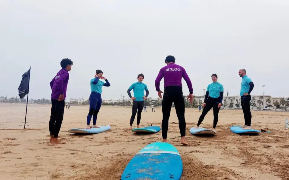 Cours de surf en groupe sur la plage