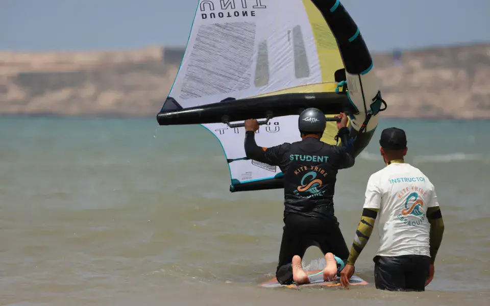 Cours de wingfoil dans l'eau avec un moniteur