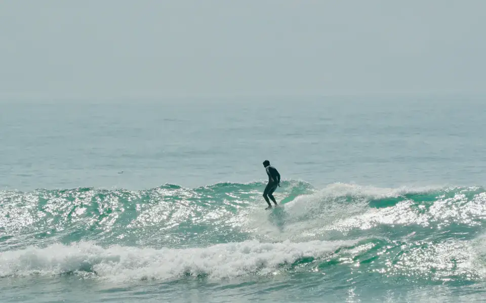 Surfeur sur une vague de la baie d'Imsouane