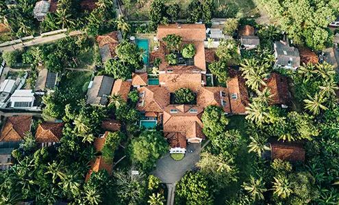 Vue aérienne du camp et de ses jardins tropicaux