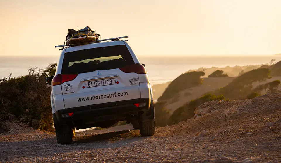 Le 4x4 de la maison face à la côte au coucher du soleil, pour le guiding vers les spots