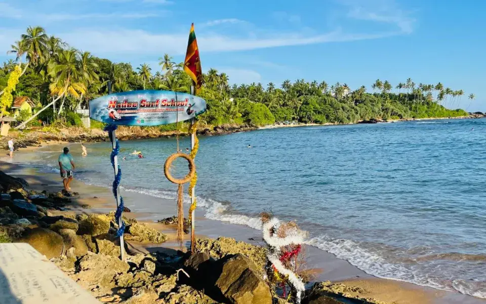 Plage d'Unakuruwa avec le panneau de l'école