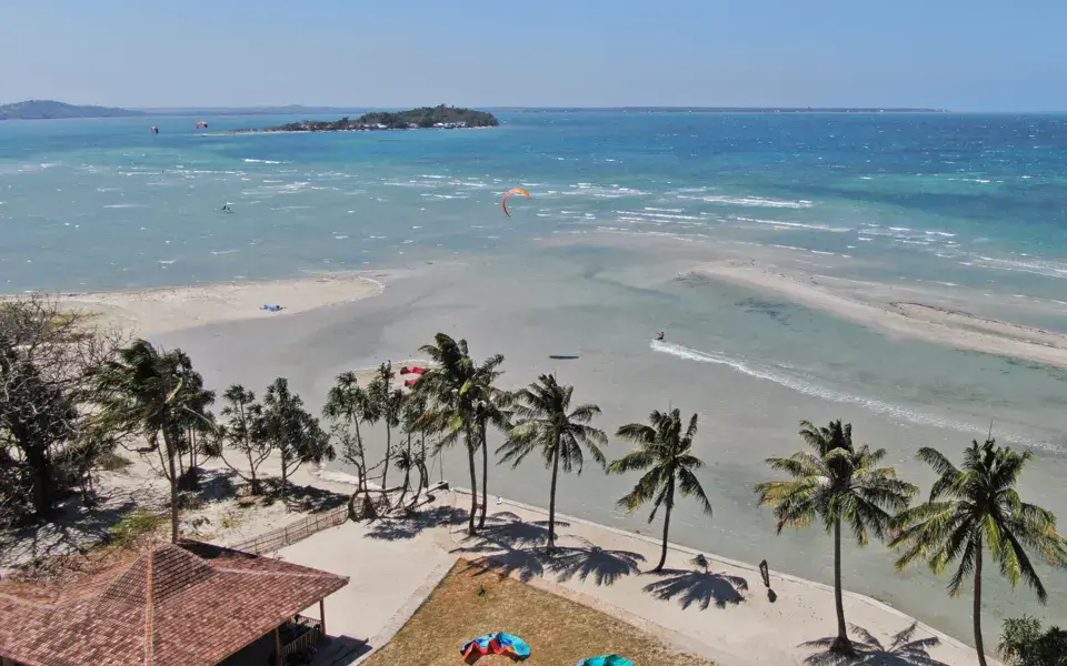 Le lagon et la plage vus du ciel, kites au loin
