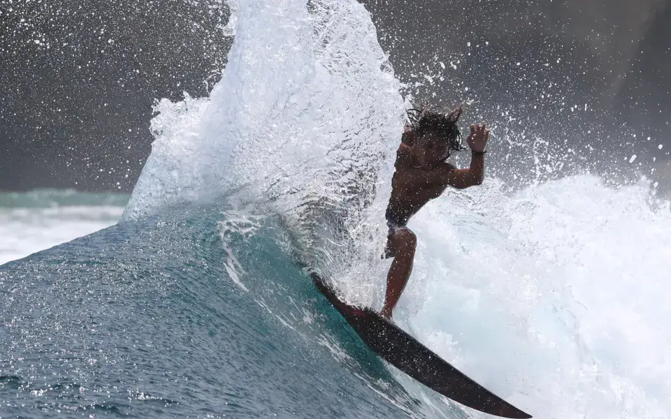 Un surfeur dans le tube d'une vague