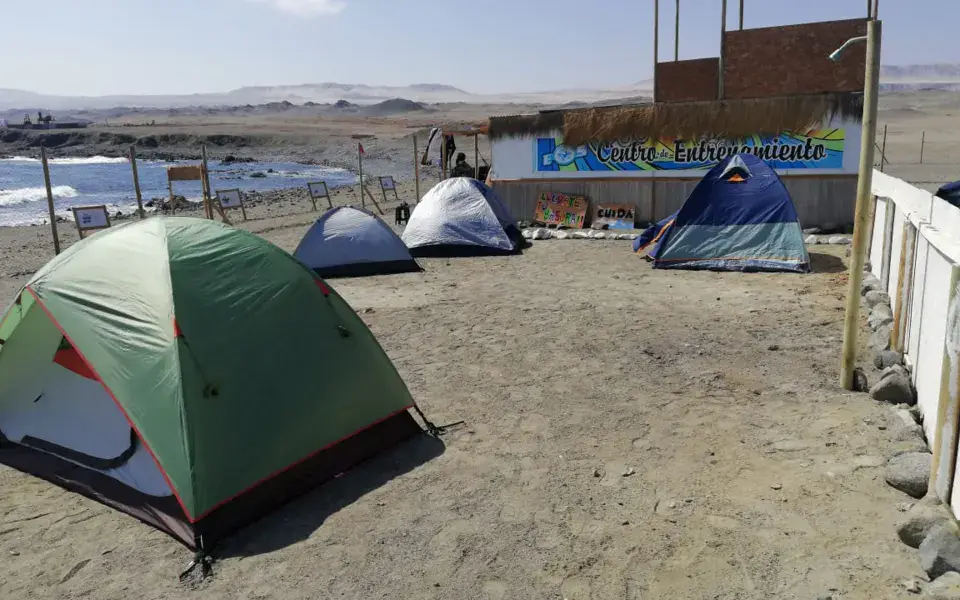 Zone de camping du surf camp, en bord de mer