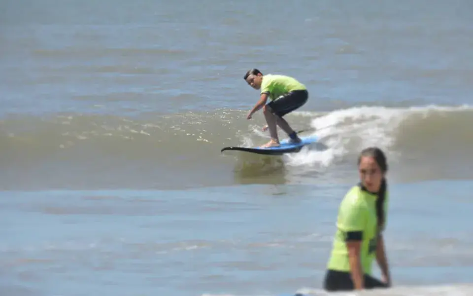 Élèves en cours de surf dans les vagues