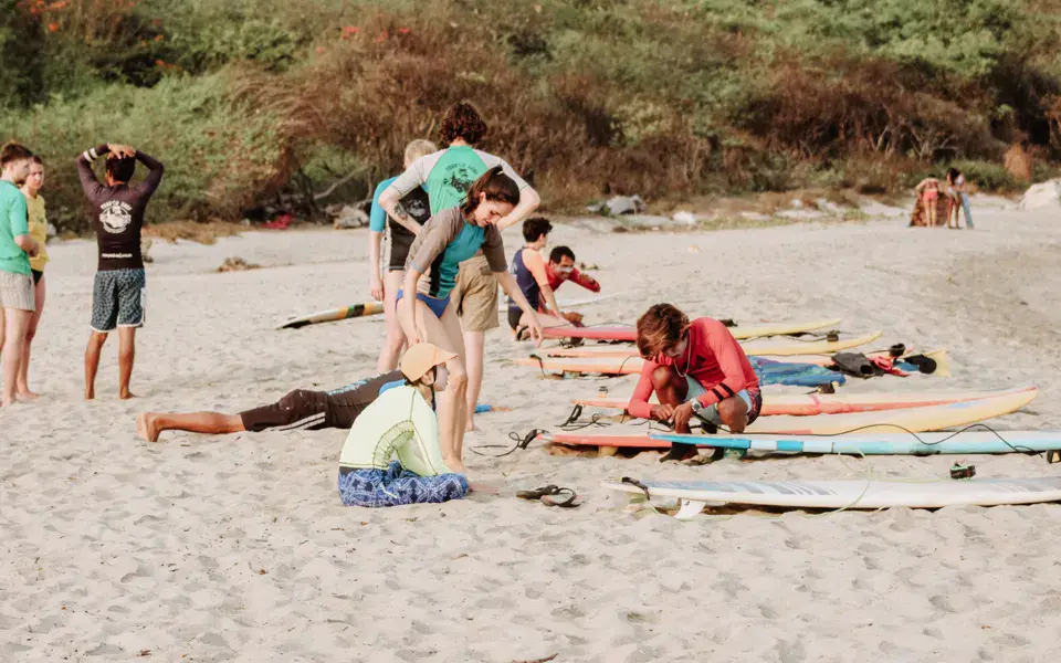 Groupe d'élèves sur la plage avant un cours