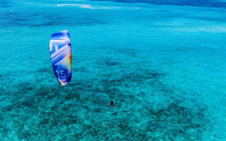 Kite dans une eau turquoise peu profonde, vu du ciel