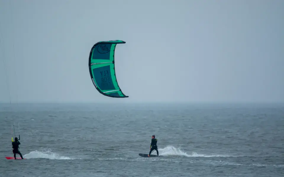 Kitesurfeur sur la mer à Pacasmayo