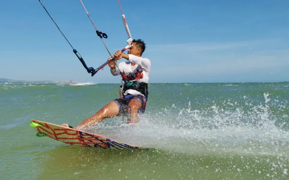 Un kitesurfeur sur l'eau